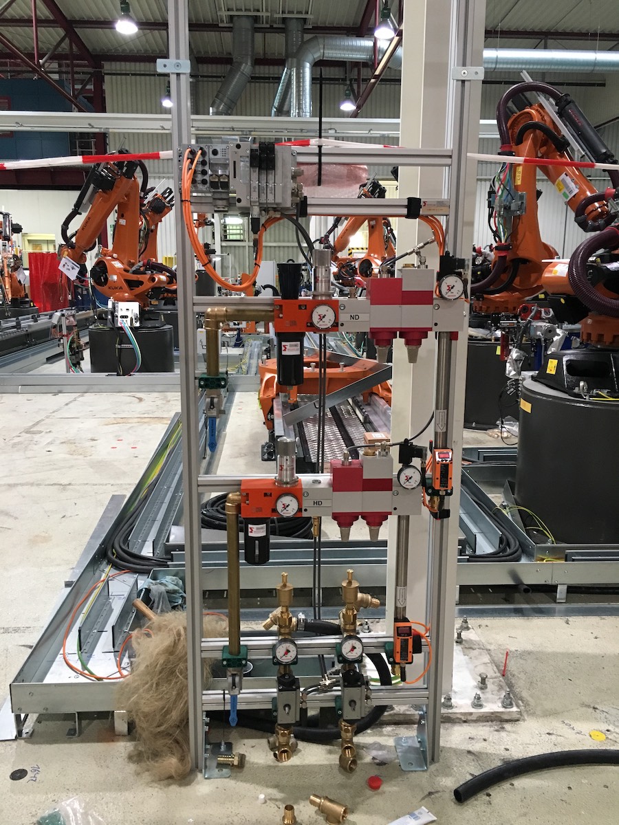 Montage und Verkabelung von Roboterarbeitsstationen